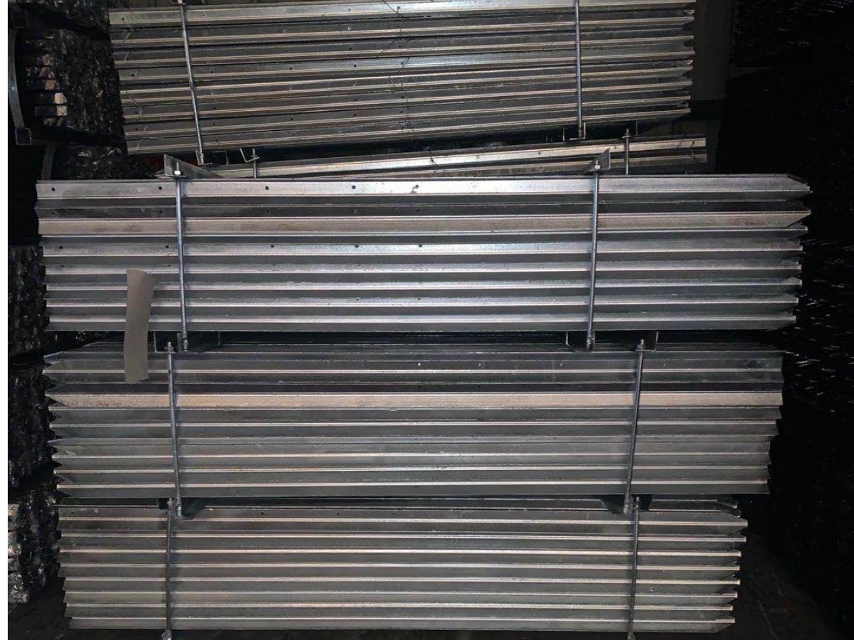 Y Post vs Wooden Fence Post comparison for farm fencing Y Post vs Wooden Fence Post comparison for farm fencing