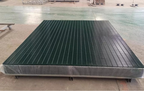 Custom galvanized welded wire mesh panels for security and industrial fencing