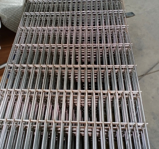 Custom galvanized welded wire mesh panels for security and industrial fencing